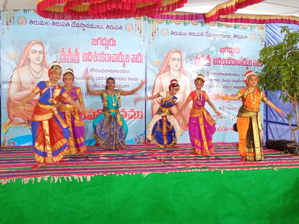 aptemplesgov's tweet photo. కేదారనాథ్ లో నవంబర్ 5వ తేదీన శ్రీ ఆది శంకరాచార్యుల విగ్రహాన్ని P.M శ్రీ నరేంద్ర మోడీ గారు ఆవిష్కరించిన సందర్భంగా ఆంధ్ర ప్రదేశ్ C.M శ్రీ Y.S జగన్మోహన్ రెడ్డి గారి సూచన మేరకు దేవాదాయ శాఖ ఆధ్వర్యంలోని ప్రముఖ దేవాలయాలలో ఉత్సవాలు నిర్వహించారు.
#AdiShankaracharya #APTemples #Vontimitta https://t.co/FDSsK10sGq