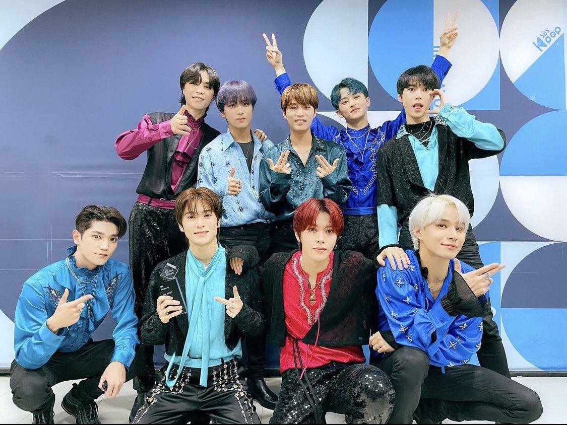bombcherry10's tweet photo. 정말 정말 행복했던 2021년 가을이였다 〰️ 우리칠도 칠프들도 다 정말 바빴어!!! 덕분에 넘넘 행복했어 다들 고마워 !!!♥️💚♥️💚♥️💚♥️💚♥️ 
#Sticker9thWin #favorite2ndWin #NCT127 https://t.co/o0KwVTqssC