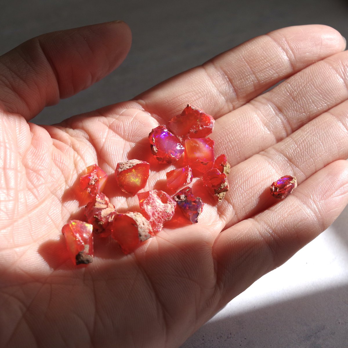 TrozoShop's tweet image. Xmas限定品🎄

オーダーも進めながら並行して制作していこうと思います。

赤いのは、『TROZOオリジナルの赤いオパール』です

中まで染まりきっていないものや、染まっているもの個性色々です😊

楽しみにしていて下さい〜！
#オパール #TROZO