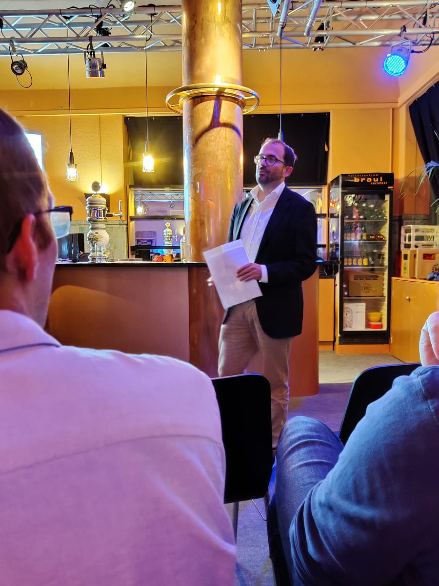 LucaBoog's tweet photo. GV @DieJungeMitteLU gestern Abend in Hochdorf! Grusswort von Fraktionschef @AdrianNussbaum 🧡💜-lichen DANK den abtretenden VS-Mitglieder für euer Engagement und Gratulation allen Neugewählten! 🧡💜-lichen Dank für die einstimmige Wiederwahl als Präsi und das Vertrauen🤩 https://t.co/6wuXInRsi3