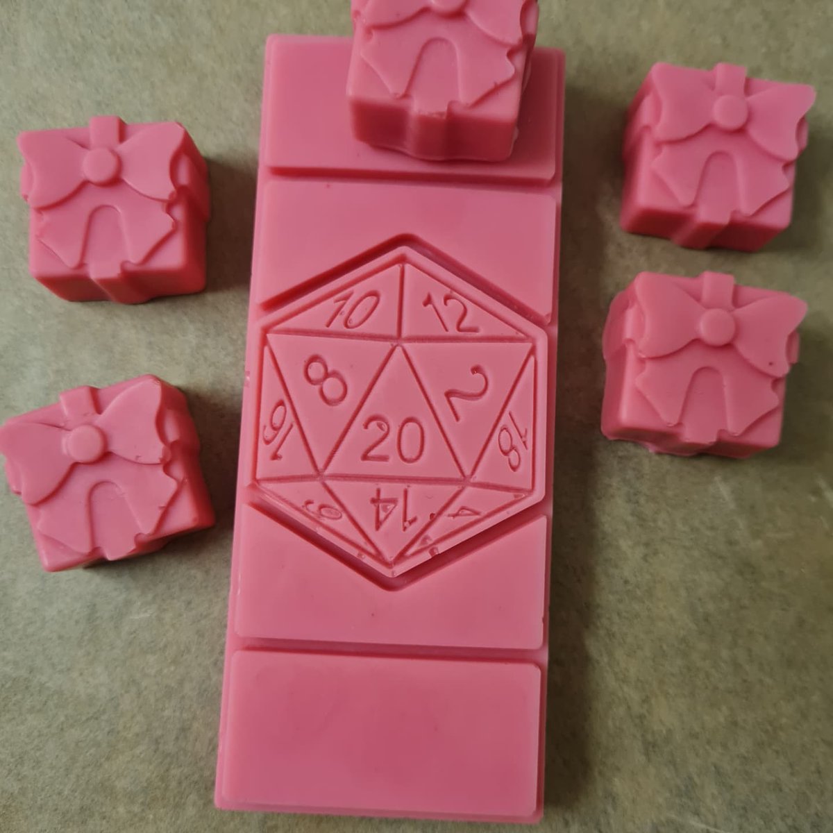 HeyDadaDesigns's tweet photo. D is for Dice and E is for Etsy
I forgot to post last couple days as I was so busy. D is for Dice and E etsy. We have Dice bags and Dice shaped wax melts, available on etsy and the website
Etsy
https://t.co/TJsnsla1r9
Website
https://t.co/DPAXHppyLo
#waxmelts #dnd #ttrpg #etsy https://t.co/fr1eRoKHBO