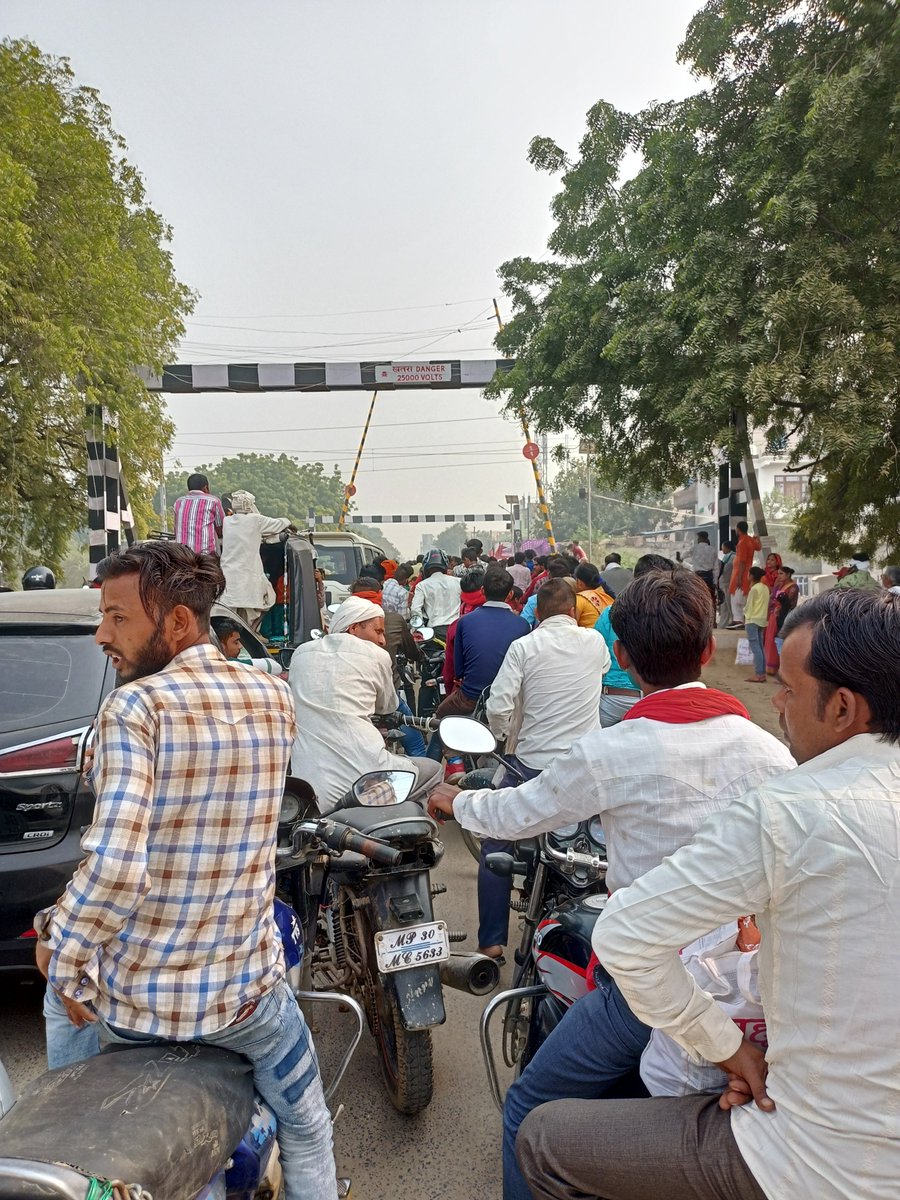ManishSamadhiy9's tweet photo. भिंड रेल्वे क्रॉसिंग हर दिन घंटों जाम की स्थिति बनती है माननीय से निवेदन है ब्रिज बनाए https://t.co/FBMJeZj2Fc
