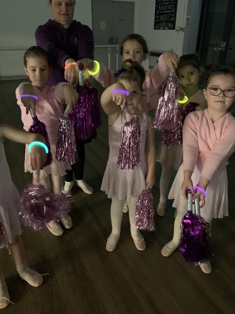 antheaking2's tweet photo. We enjoyed a fun firework class with Sparklers 💥and glow bracelets! Also watched a ’free’ display 🧨of sparkling and colourful fireworks over, behind and above the rooftops , must have been millions going off tonight ! 
#Fireworks #bonfirenight2021  #sparklers #funclass https://t.co/kz726kU6th