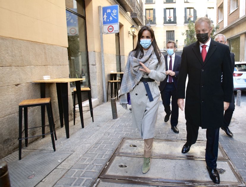 Villabares <a href="/begonavillacis/">Begoña Villacís</a> caminando x la calzada xq su terraza ilegal ocupa la acera. Los invidentes y personas d movilidad reducida “q se apañen” 🙈. <a href="/AlmeidaPP_/">José Luis Martínez-Almeida</a>  sigue sordo a los vecinos y ciego a estos desmanes. #MadridCiudadSinLey