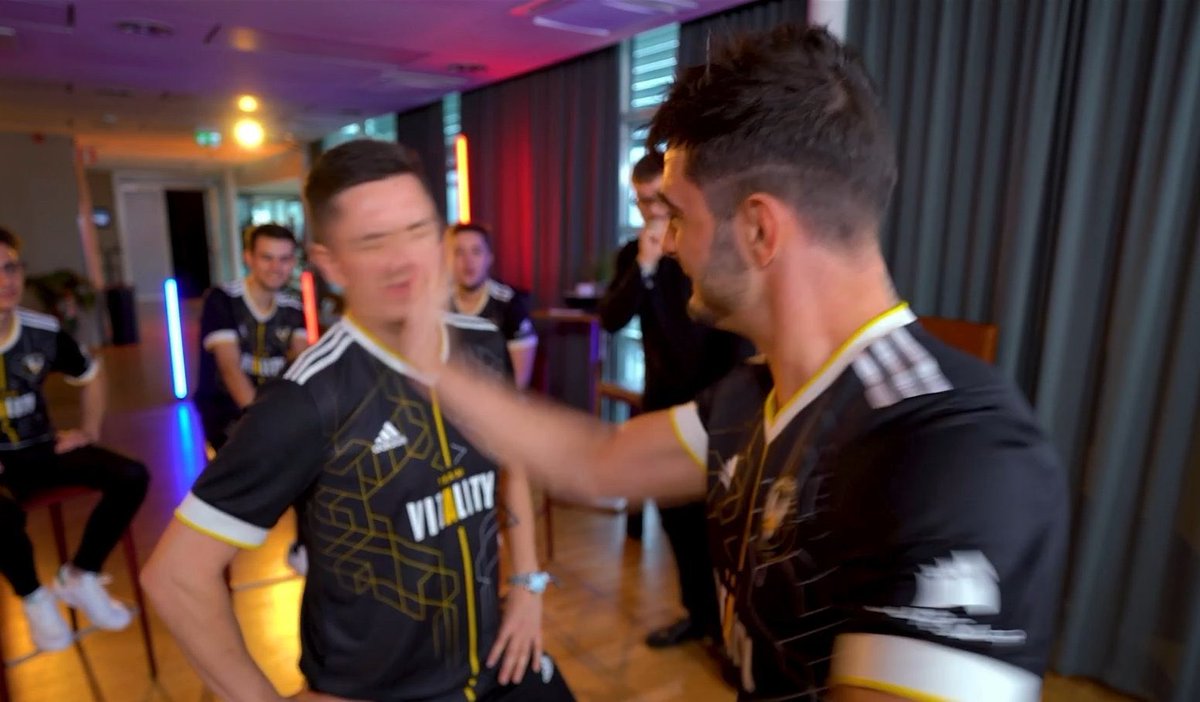 Unfortunate Counter-Strike tweet media