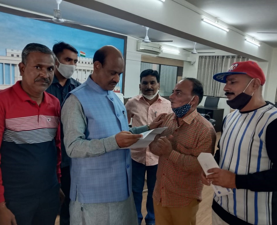 nssaa_i's tweet photo. NSSAAI राष्ट्रीय कार्यकारणी आज माननीय लोकसभा अध्यक्ष श्री ओम जी बिरला से मुलाकात कर उन्हें देश के अभिकर्ताओं को  ASLAAS -5 कार्ड के अभाव में आरडी जमा करने में आ रही गंभीर समस्या से अवगत करवाया,आशा है जल्दी ही कुछ ना कुछ सकारात्मक निर्णय जरुर आएगा। @nsiindiagov @IndiaPostOffice https://t.co/KnRwlJxLK4
