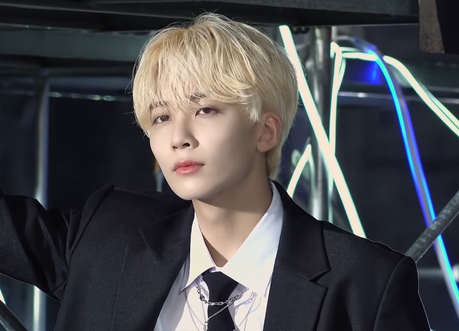 jeonghanszone's tweet photo. yoon jeonghan you are so handsome♡ https://t.co/LmZAvTTKX8