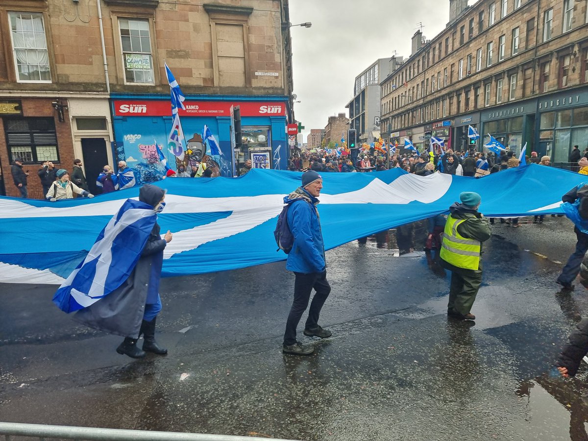 OneMoreYesScot's tweet photo. Hello to 'Big Blue'. #AUOBCOP26 #COP26 #COP26Glasgow https://t.co/Fjwu3qxmTj