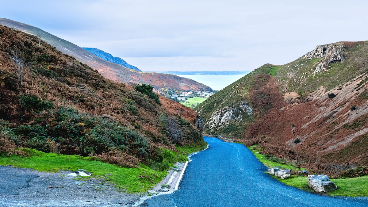 BJRoberts's tweet photo. A November morning on Conwy's lovely Sychnant Pass, taking in the unique view over to Anglesey. @Ruth_ITV @kelseyredmore @ItsYourWales @northwalescom @AllThingsCymru @OurWelshLife @NWalesSocial #Conwy #SychnantPass #Capelulo #Dwygyfylchi #Penmaenmawr #MenaiStrait #Anglesey #Wales https://t.co/WgMowUJugJ