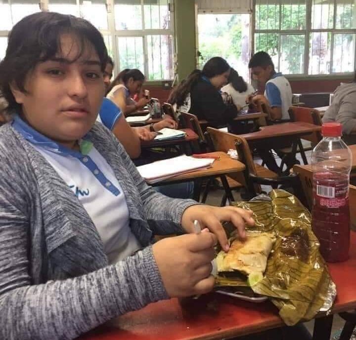 Los de Matagalpa comiendo un snack  a medio recreo.