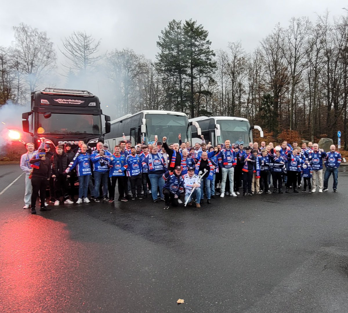 BlueFrontS's tweet photo. Bortaresa igen!🎶
Gänget som reser till Malmö idag för att sjunga hem 3 poäng 
#Bluefrontsupport #BFS #Oskarshamn https://t.co/RxgAB5YNWh