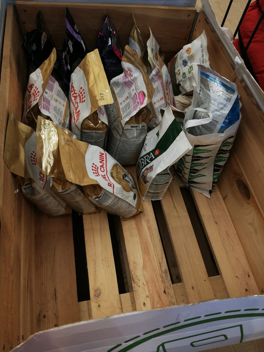 CantabriaFelina's tweet photo. Hoy todo el día estamos en @tiendanimal en el centro comercial Bahia Real en Maliaño.
Recogemos comida para los perrines de @ProtectoraPATAS y para nuestros gatines. Os esperamos com un mercadillo y lotería.
#6Noviembre #rt #FelizSabado https://t.co/gf9bMVKXlD