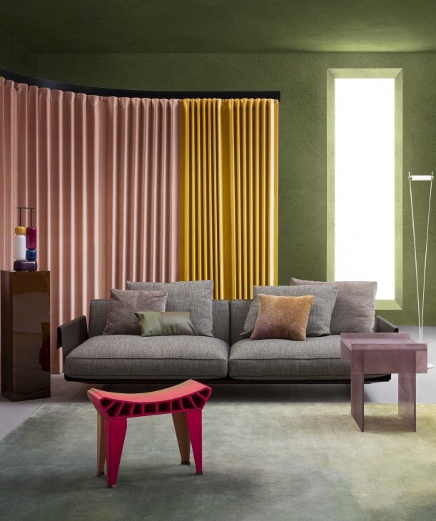 #SaturdayStyle | FLEXFORM
Flexible fabric stage wings form a fluid backdrop, ready to transform the setting, as the need arises. The focus, however, is on the timeless elegance of the Bretton sofa, designed by Antonio Citterio for the Flexform 2021 Collection. #flexform