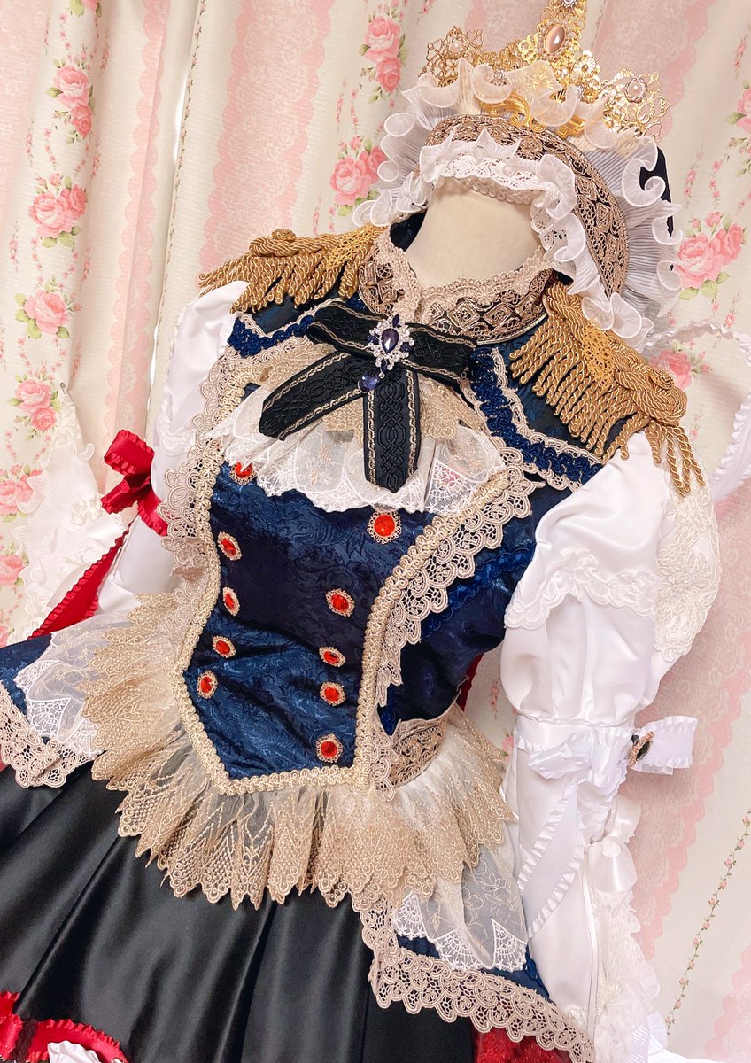 pppshake's tweet photo. ♡コスプレ衣装
東方プロジェクト
四季映姫•ヤマザナドゥ
アレンジ衣装

ご依頼主さまとたくさん打ち合わせして製作したおもいいれのある一着🥰💕
姫袖とジャケット裾のドレープすごくきれいにできた🥳
格好良さとふりふり感とキラキラのレース全部すきなやつ特盛！！🤯💕💕

#しゃけ製
#東方project https://t.co/jZPCvZkrvO