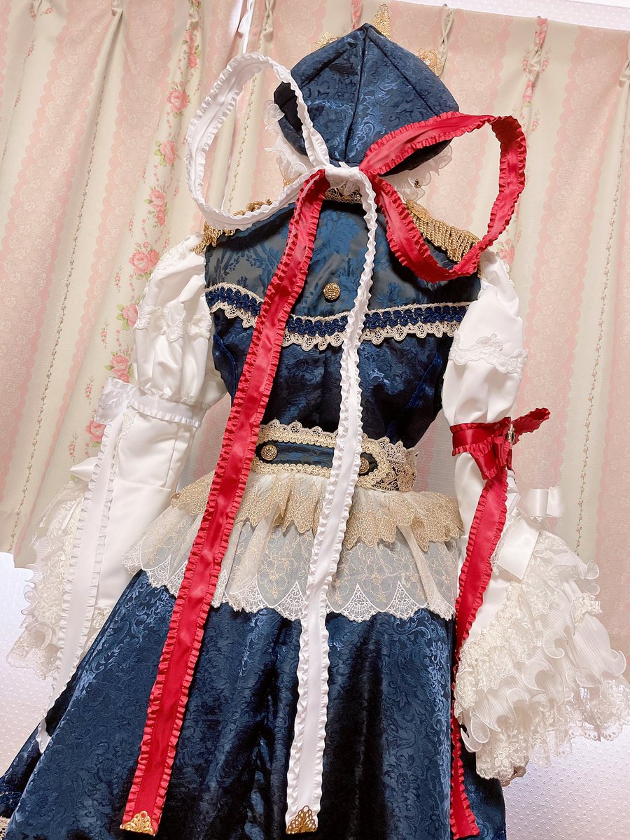 pppshake's tweet photo. ♡コスプレ衣装
東方プロジェクト
四季映姫•ヤマザナドゥ
アレンジ衣装

ご依頼主さまとたくさん打ち合わせして製作したおもいいれのある一着🥰💕
姫袖とジャケット裾のドレープすごくきれいにできた🥳
格好良さとふりふり感とキラキラのレース全部すきなやつ特盛！！🤯💕💕

#しゃけ製
#東方project https://t.co/jZPCvZkrvO