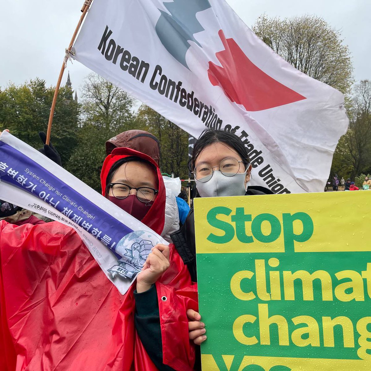 GreenPartyK's tweet photo. 영국 글래스고에서 열리고 있는 #COP26에 #녹색당 최미연 당원님이 멸종반란한국 소속의 서린님과 함께 집회에 참석해서 연대하고 있습니다. 현장에서 전하는 미연님의 이야기를 더 보고 싶다면 아래 유튜브를 시청해 주세요!
#Stop_climate_change #Yes_climate_justice
👉 https://t.co/f2ofhNiKwM https://t.co/ImIyOd9OUd