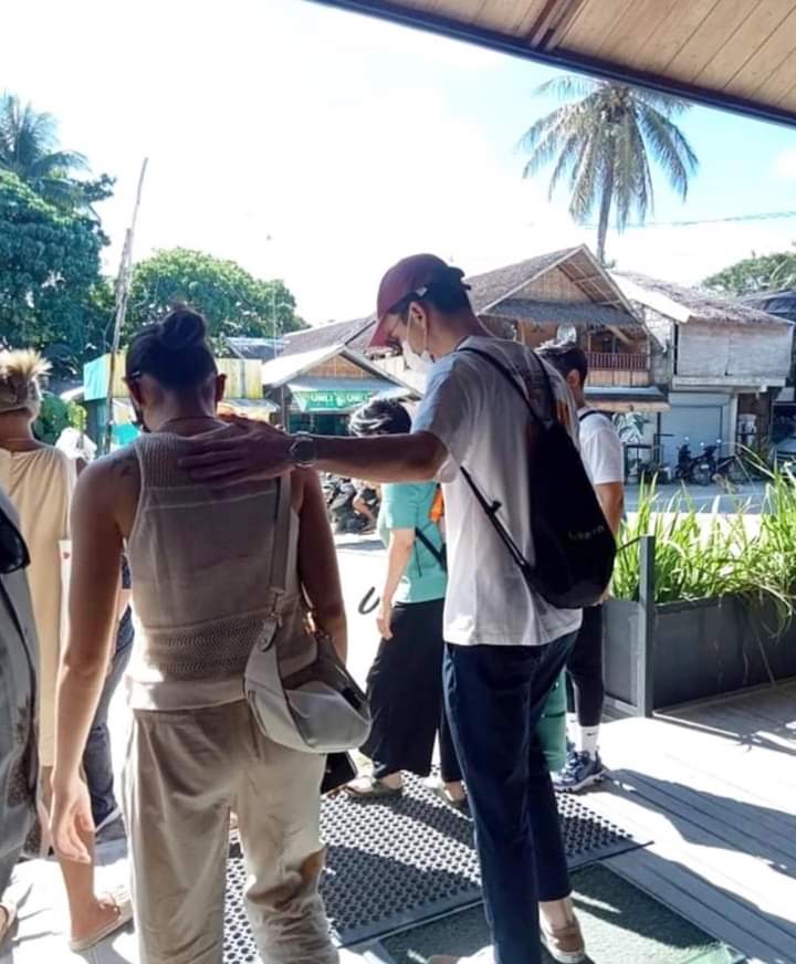 #BOYCOTTMZETxAPTxGMA243
Hala sa left ang liit ni Maine tas dito naman sa right ang laki ni Maine. 😁😉 (Ctto 📸 photos) 
Maine! Sobrang nag-iingat sa coronavirus. <a href="/mainedcm/">Maine Mendoza</a>