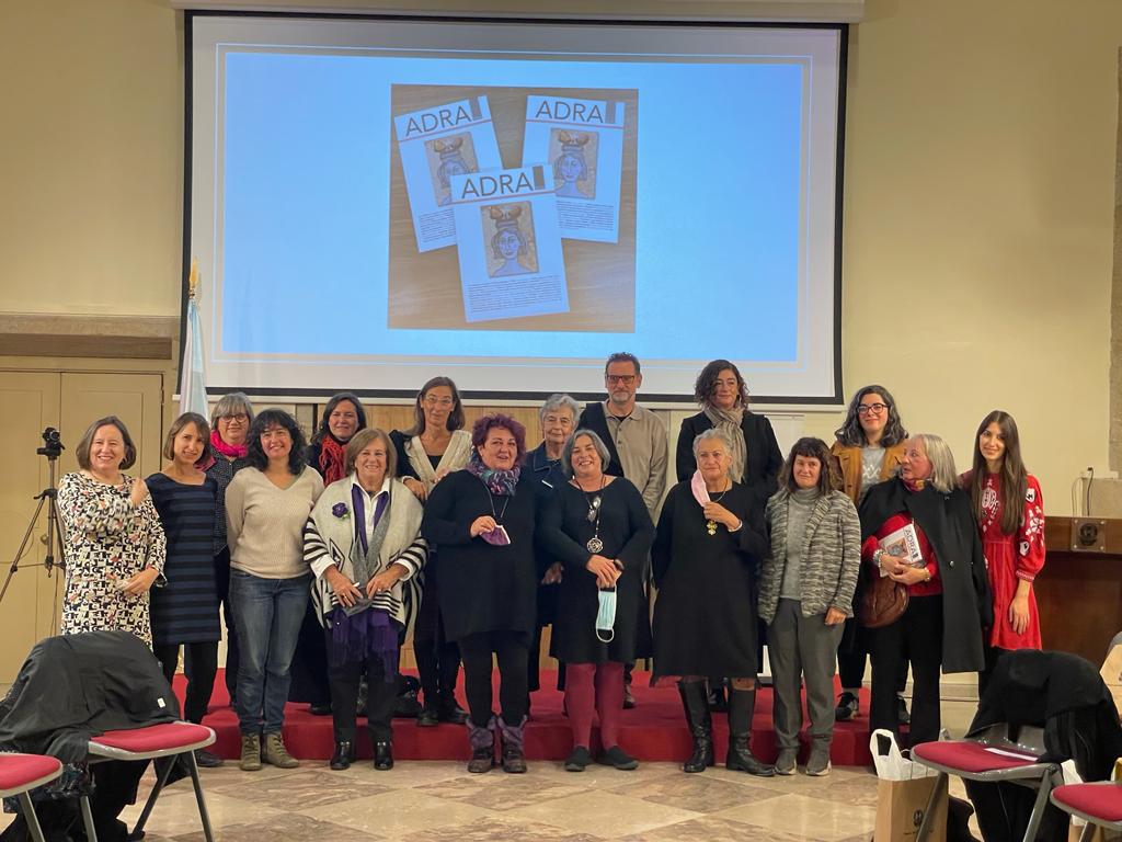 ✍️As protagonistas do número 16 da revista #Adra, no acto de presentación desta mañá. Grazas🧡
#socias
#revista
#artigos

<a href="/CCultura/">Compostela Cultura</a> 
<a href="/DACCultura/">Cultura Depu. Coruña</a> 
<a href="/CulturaXunta/">Cultura de Galicia</a>