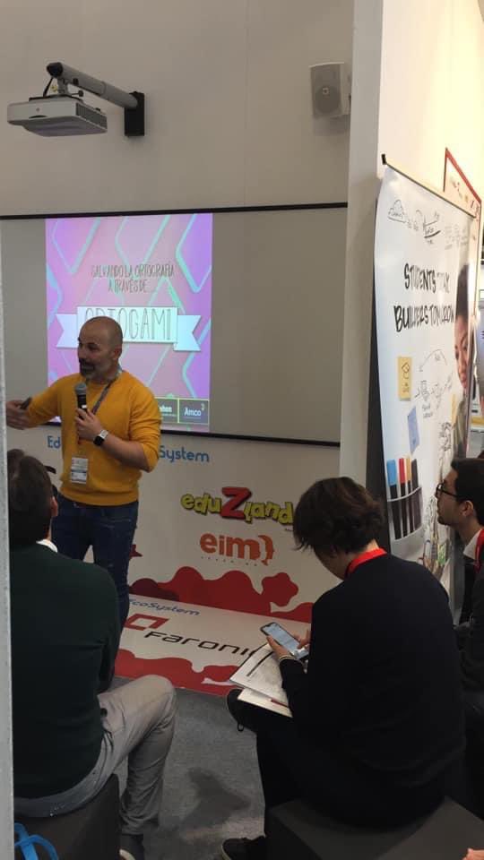 Qué recuerdos más buenos. Hace dos años en <a href="/SIMOEDU_/">SIMO EDUCACIÓN</a> dando charlas en los stands de <a href="/GoldenmacEDU/">K-tuin Educación</a> <a href="/NewlineEurope/">Newline Interactive EMEA</a> <a href="/EduZland/">eduZland</a> Vaya pedazo de día disfrutando como un niño pequeño hablando de Gamificación y ABP. Crucemos los dedos 🤞 para que el año que viene se pueda hacer presencial