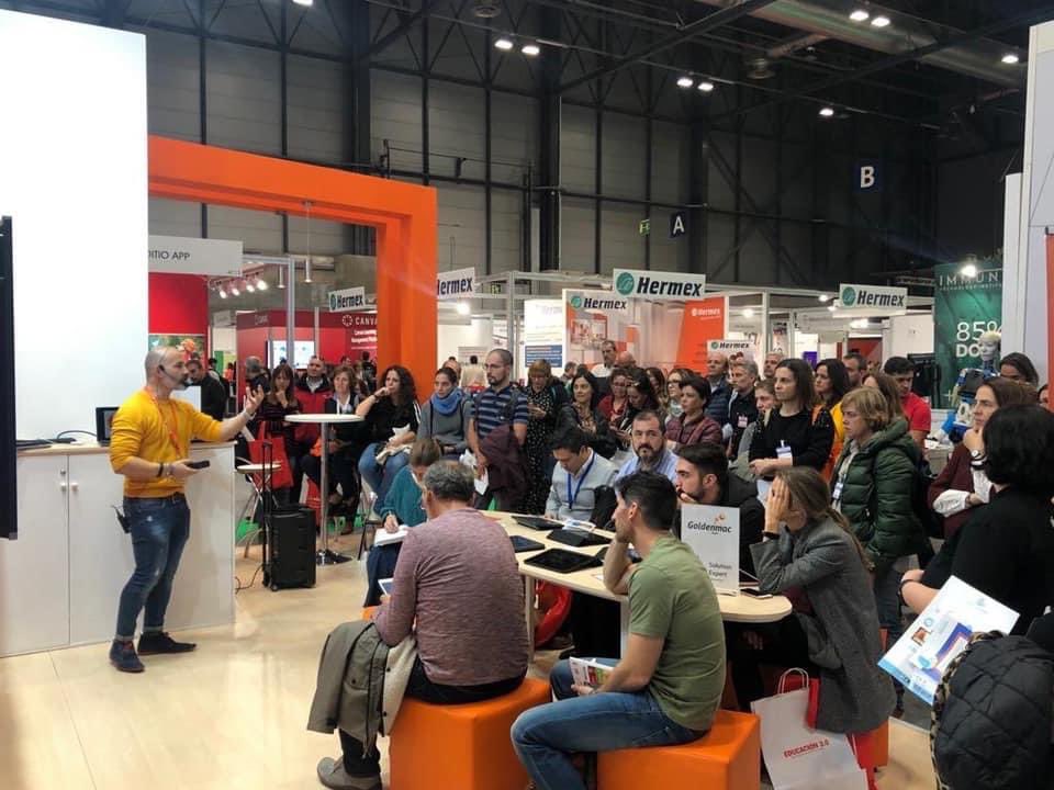 flipped_primary's tweet photo. Qué recuerdos más buenos. Hace dos años en @SIMOEDU_ dando charlas en los stands de @GoldenmacEDU @NewlineEurope @EduZland Vaya pedazo de día disfrutando como un niño pequeño hablando de Gamificación y ABP. Crucemos los dedos 🤞 para que el año que viene se pueda hacer presencial https://t.co/0ohZAOUU5g