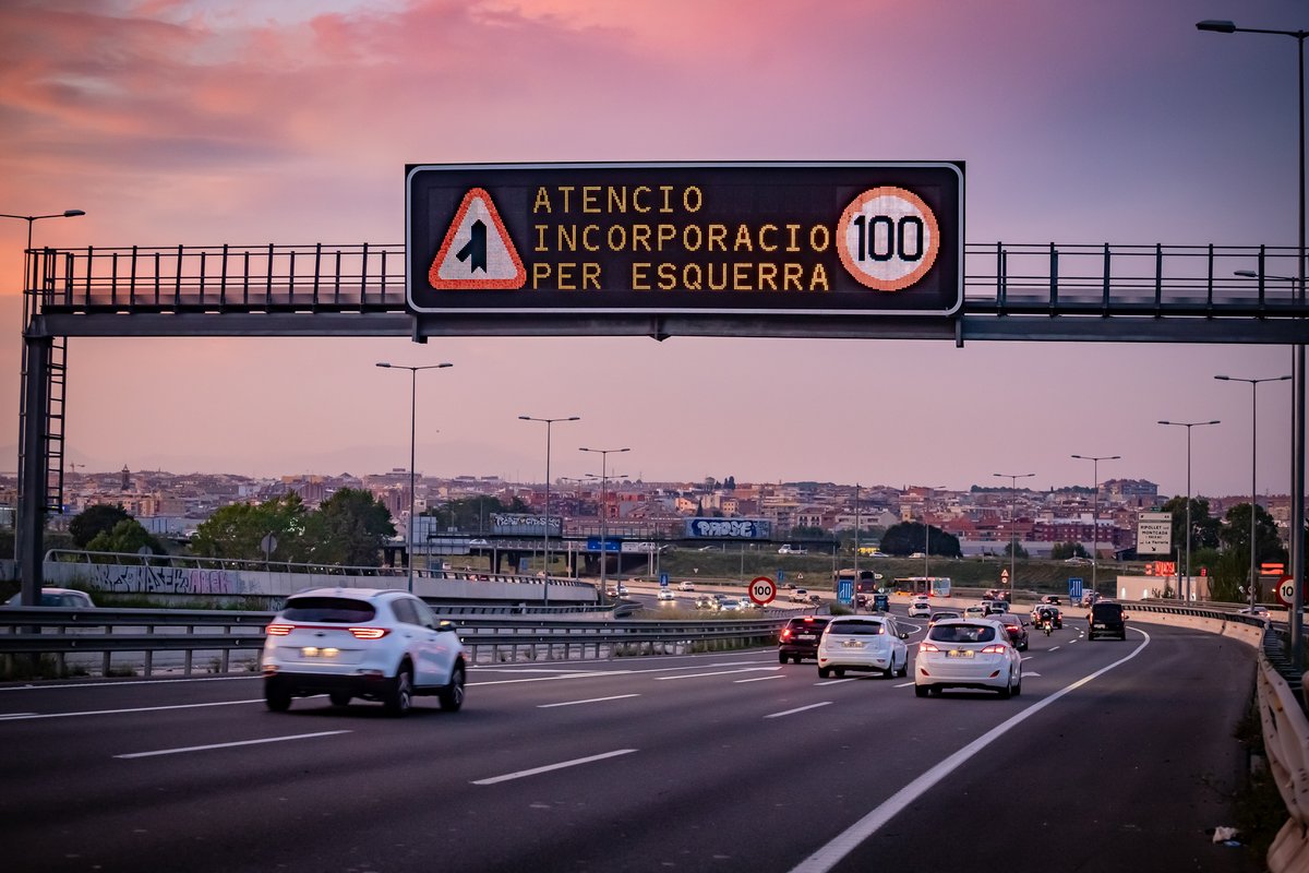 transit's tweet photo. ☑ Més de 100 panells de missatgeria variable #PMV informen en nombrosos punts de la xarxa viària principal:

🔹 Afectacions viàries 
🔹 Avisos d’incidències futures
🔹 Restriccions 
🔹 Mesures especials
🔹 Missatges de conscienciació

ℹ https://t.co/2tkxwwdKCN
#Infotrànsit #SCT https://t.co/q4FF2F9Xtt
