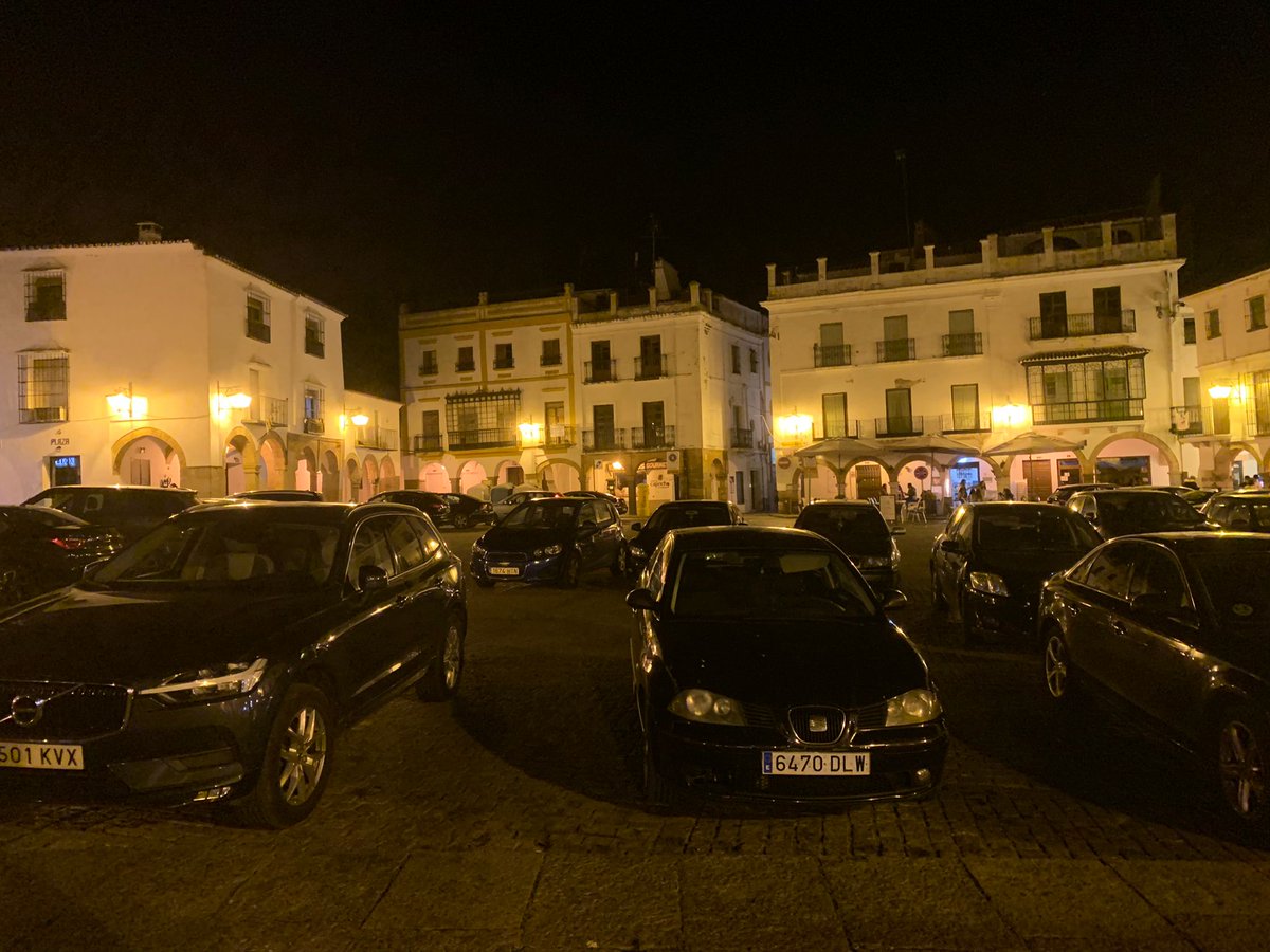 jcfernandeZafra's tweet photo. Un vecino de la localidad me envía imágenes de la Plaza Grande, de anoche. Me pregunta si Zafra es la ciudad sin ley. Hombre, no diré yo eso. Pero las consecuencias del desbarajuste del gobierno local se notan a las claras.
#laúnicaalternativaparaZafra
#desastredegobiernolocal https://t.co/7HIyDesLz4