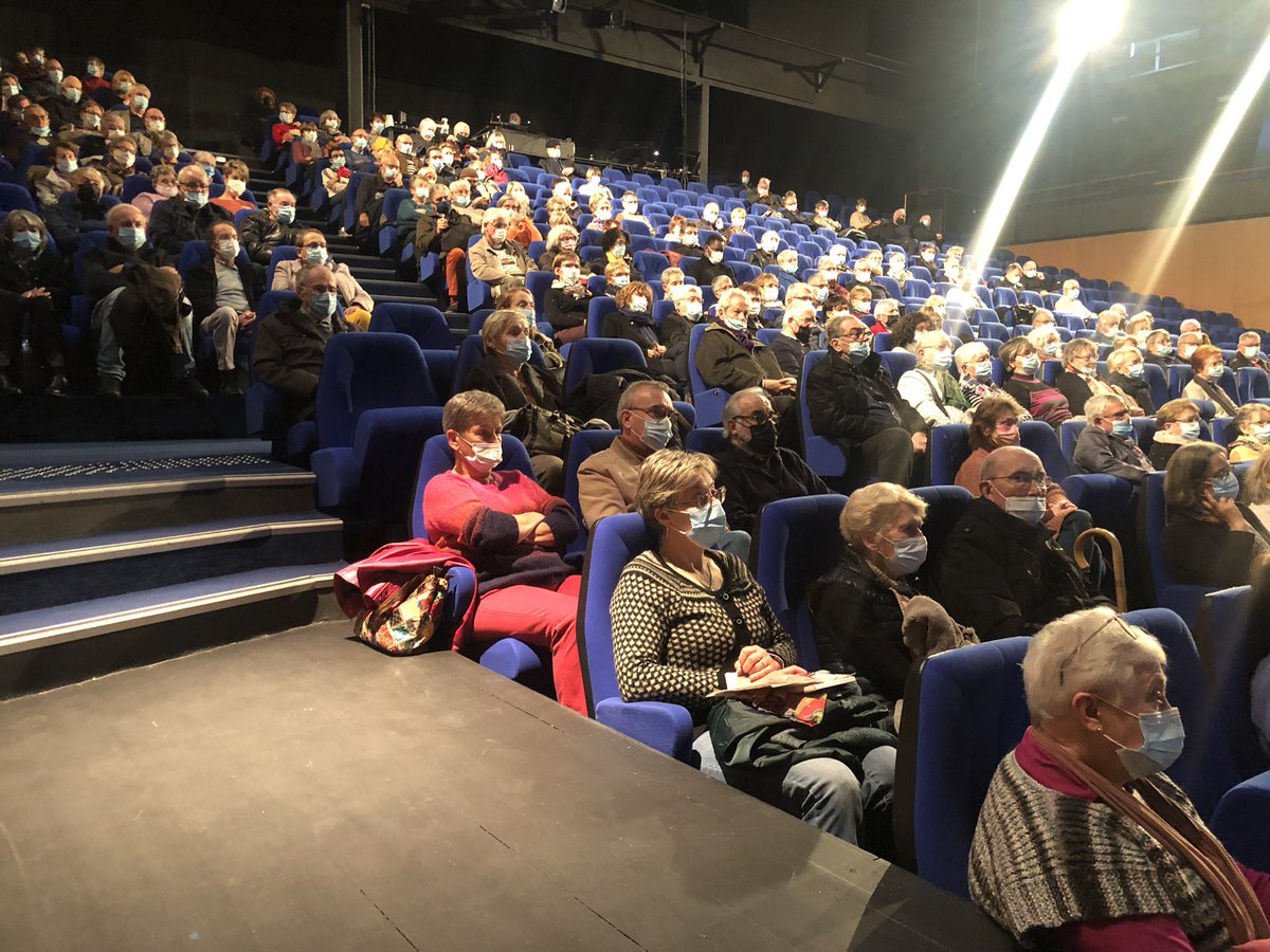CeliaGenest's tweet photo. Dans la salle, des habitants du territoire préoccupés par la situation, comme Josiane : « Notre médecin traitant est en région parisienne. J’ai bientôt 73 ans, il faut faire 300 kilomètres aller-retour pour le voir. En vieillissant, c’est un sujet important. » @lemainelibre https://t.co/wFn5pgTRzQ