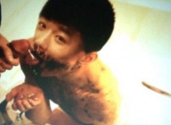 NIJINZILI's tweet photo. 事实是这个直男奴90后，欠了赌债，自卖自身终身为奴。
   从捆绑到到黄金圣水，从关狗笼到三拳深交。
   主拔光了他的牙齿，因为口交可以更爽。慢慢的纹满了他的全身每一寸皮和眼球。
   一天不吃黄金已经不适应，他说最近主要给他开肠道瘘口，只为拳到干净的狗逼。#狗奴 https://t.co/bO6a58Cuvi