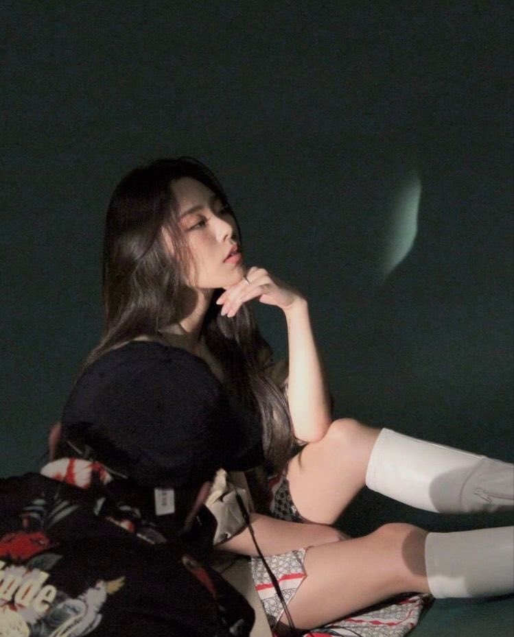 angel_wheei's tweet photo. wheein and her side profile; a very necessary thread https://t.co/lubI4pgstF