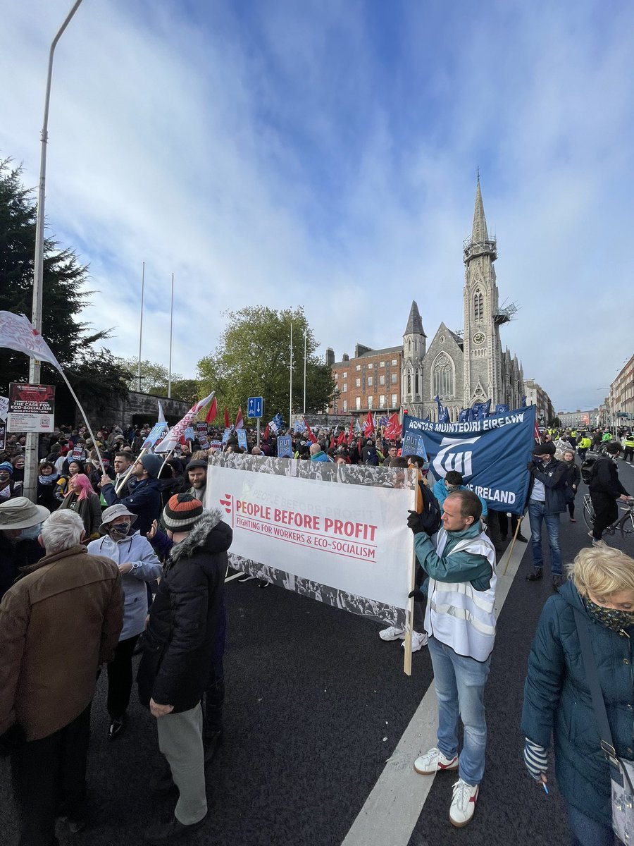 mulvanypeopleb1's tweet photo. Huge turnout for the climate rally looking for #stystemchange not #climatechange @pb4p fighting for workers, climate, disabilities and healthcare!! @paulmurphy_TD @RBoydBarrett https://t.co/TwMVNszhwI