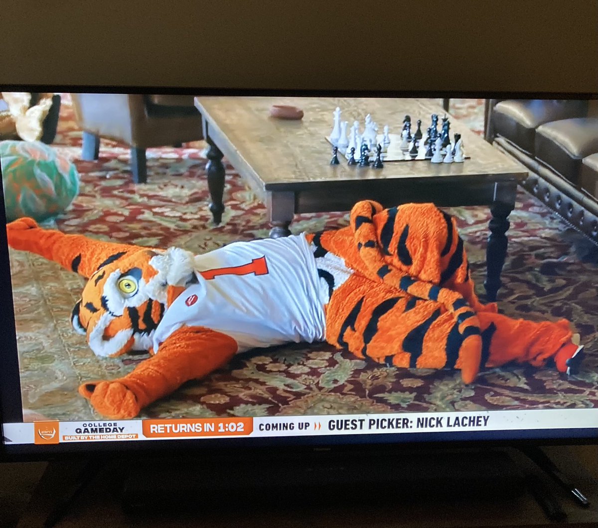 Bamabuddy5's tweet photo. WTH is the clemson mascot doing in the @HeismanTrophy house if that school has never won a Heisman trophy? #Catproblem https://t.co/kTqifYyLYQ