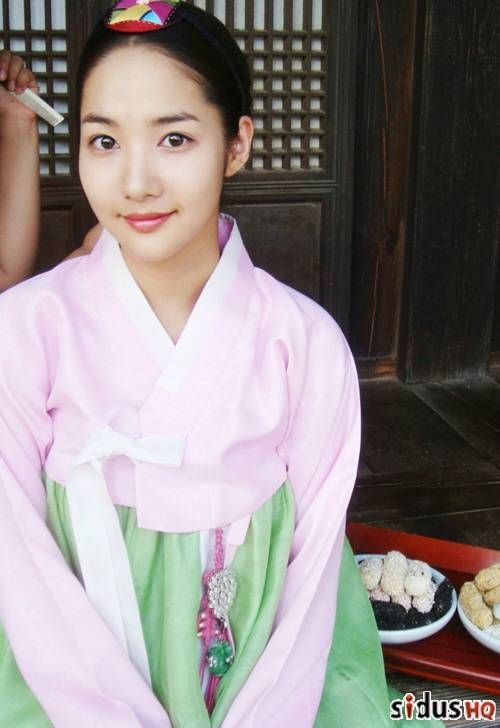 PortalPMY's tweet photo. Em 2008 ela participou do 1º episódio de #HometownLegends, em 2009 fez #JaMyungGo e em 2010 #RunningGu. Um fato legal é que nessa época ela ficou desanimada por alguns projetos não terem ido tão bem quanto esperado, ela resolveu focar em cada experiência, sem criar expectativas. https://t.co/V8BsXPzYW5