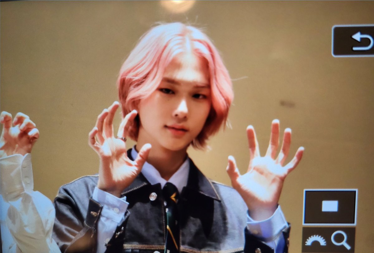 WHITEPAPE_R's tweet photo. 211106 디마뮤

야옹🐱

#EPEX #이펙스 #BAEKSEUNG #백승 #백지야 https://t.co/8rXDoXql4T