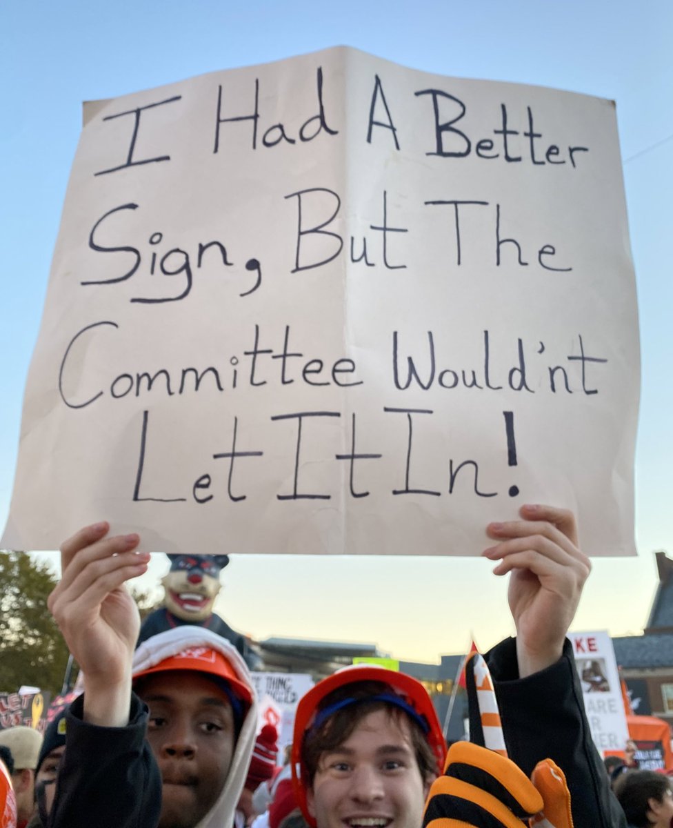 CollegeGameDay's tweet image. Cincinnati fans came ready this morning 😬