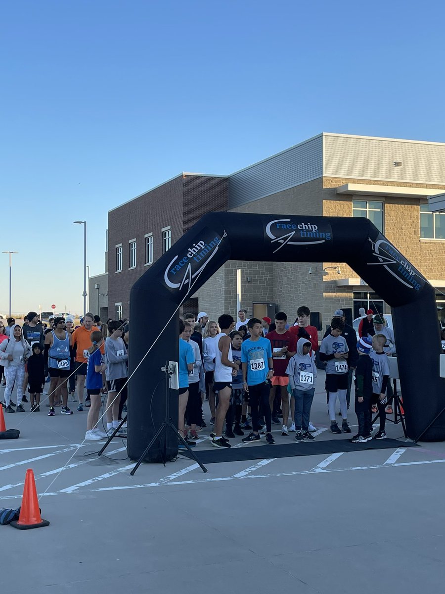 HawksCheer21's tweet photo. Hawk Fun Run is happening! @UTexas35  @ProsperHaysMS @ProsperHays_PTO https://t.co/HRLnHlg5j1