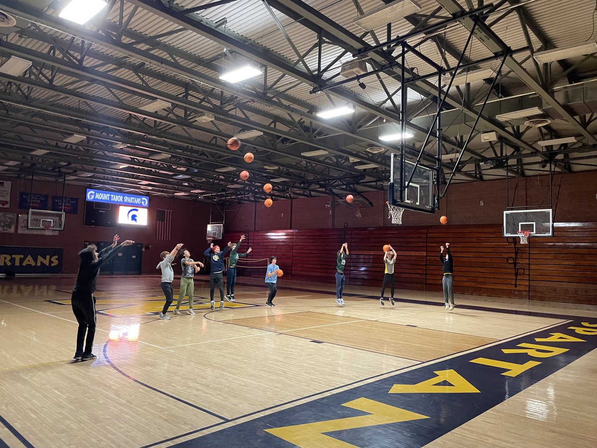 Coach_Crom's tweet photo. #Race Day @TaborCity dropping bombs early this morning for our pre meet shoot around.   #AsOne #LongGoldLine #Loose #WeReady https://t.co/di1dmAWDIb