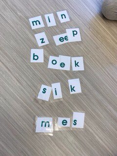 annet_dijk's tweet photo. Afgelopen vrijdag groep 3 van #DeBron en #deUilenhorst op bezoek gehad in de bieb #Wezep. Voorlezen uit ‘het Ding’, zoektocht door de bieb, boekjes uitzoeken en eigen woordjes maken. Een geslaagde ochtend. @BiebNoordVeluwe https://t.co/AZXyzIsVBY