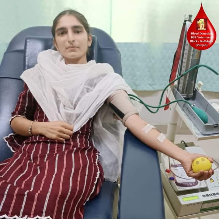 Vk500255's tweet image. एक सराहनीय मदद का हाथ बढ़ाया है। डेरा सच्चा सौदा के आध्यात्मिक गुरु, संत डॉ गुरमीत राम रहीम सिंह जी इन्सां के अनुसार, &quot;किसी को भी रक्तदान करना चाहिए ताकि इसकी कमी के कारण किसी की जान न जाए। यह दाता को जीवन शक्ति से भर देता है। #SaveLives
Blood Donation
instagram.com/p/CVr84g5hxi5/…