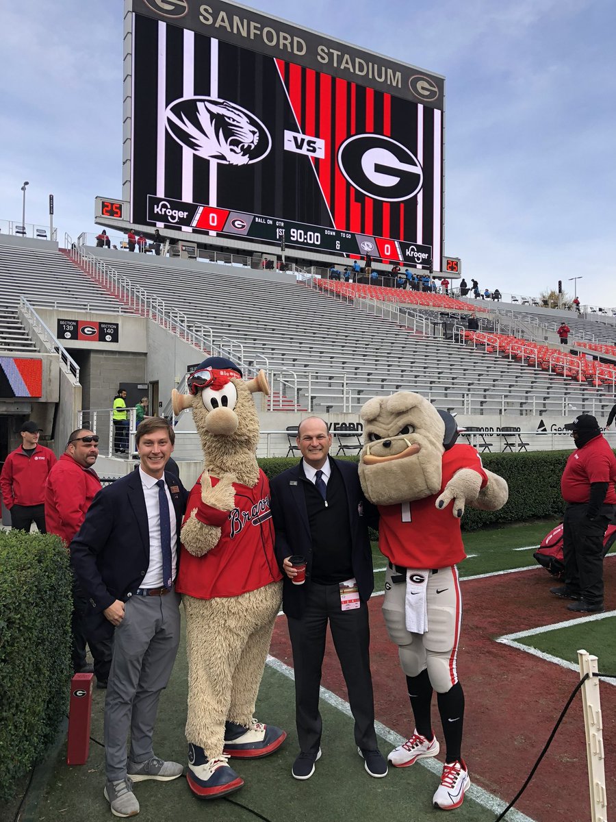 CFAPeachBowl's tweet photo. 🚨 @BlooperBraves &amp; @UGAHairyDawg Between the Hedges 🚨 https://t.co/uAaPXpUMub