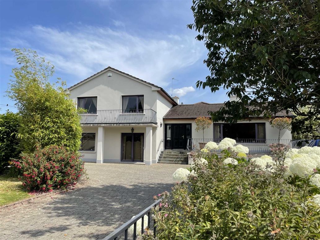 MyHomeProperty's tweet photo. On the market in Killarney, Co Kerry, us this 5 bed semi-detached house which sits on 0.3 of an acre and boasts 2,600sq ft of living space. For sale via @PP_Gallivan, you can check it out at https://t.co/JtcUNQ1Mm4 https://t.co/5B0Zx7Gpzt
