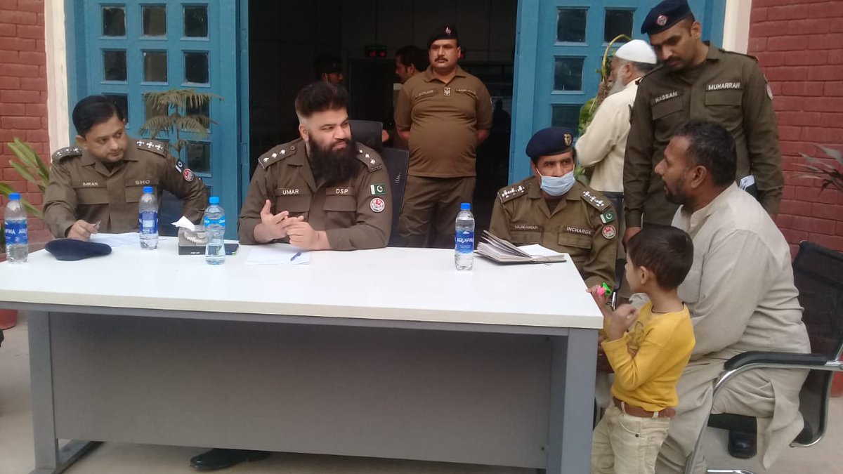 spcantt's tweet photo. ایس پی کینٹ عیسی سکھیرا کی ہدایت پر تھانہ شمالی چھاؤنی میں کھلی کچہری کا انعقاد
ایس ڈی پی او عمر فاروق بلوچ نے کھلی کچہری میں
شہریوں کے مسائل سنے،انصاف کی یقینی دہانی کروائی،
"شہریوں کو انصاف کی فراہمی میں رکاوٹ یا تاخیری حربے ہر گز برداشت نہیں"ایس ڈی پی او عمر فاروق بلوچ https://t.co/XH8Cam0nPQ