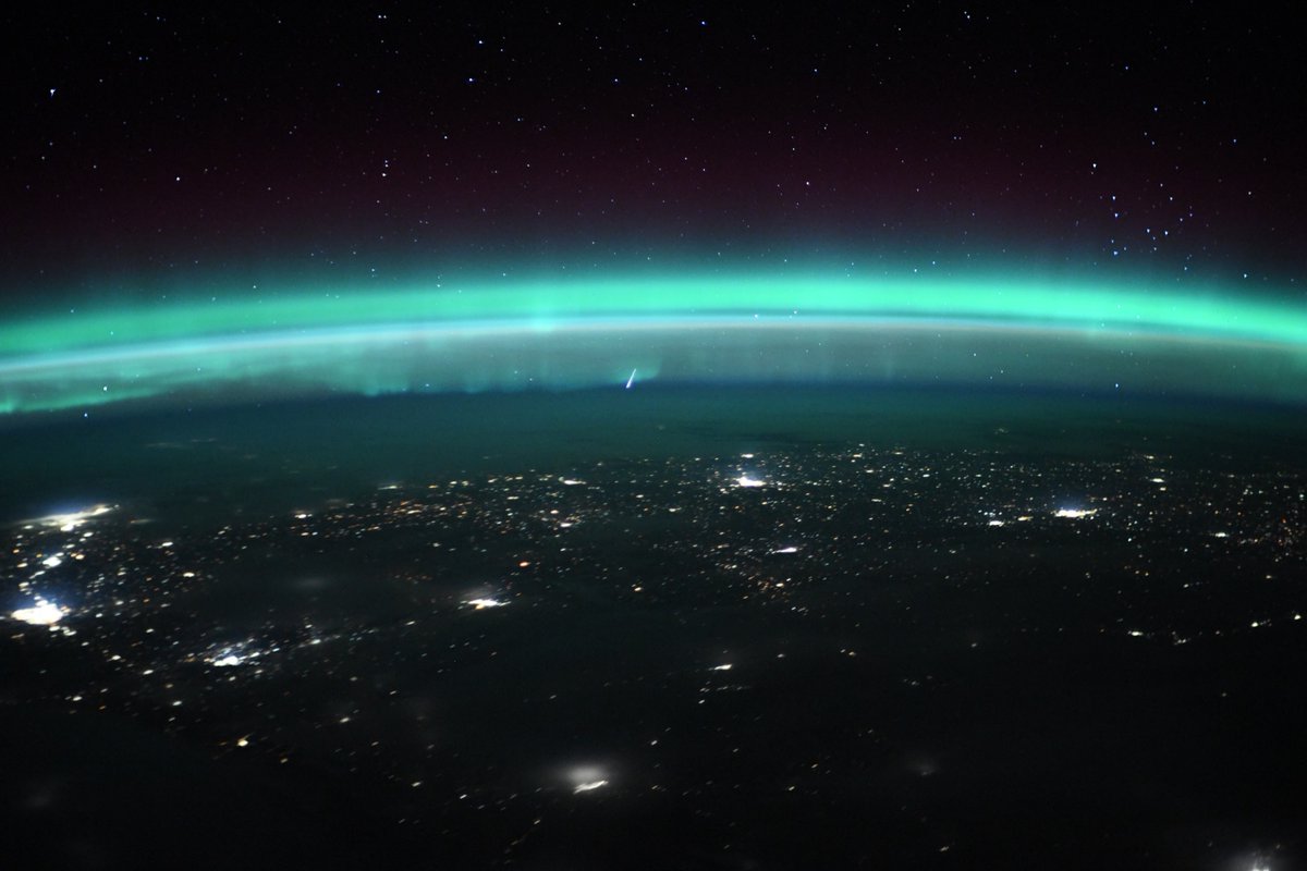 Astro_Megan's tweet photo. Getting ready to come home and these last few nights of aurora viewing from @Space_Station have felt like a gift. Hopefully some of you are enjoying the view from the other side too! https://t.co/bUKGNi180J