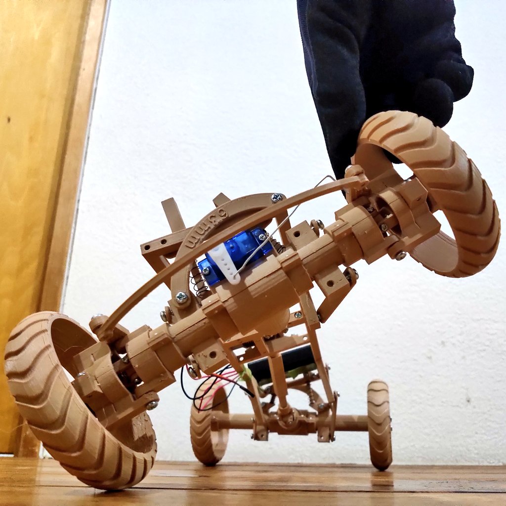 knitb0w's tweet photo. ３Dプリンタで作っていた四駆がとりあえず車のような形になりました
5リンクサスペンション?もうまく動いてくれてうれしい
行き当たりばったりで作っていたので非合理的な部分は多いですが… https://t.co/C8eXS6iKkV