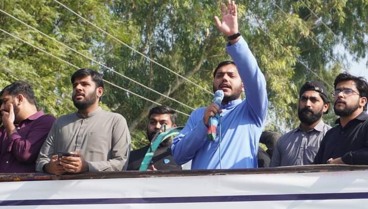 IJTPunjabNorth's tweet photo. President @JamiatPK Br. @hamzaMsiddiqui &amp; President @IJTPunjabNorth Br.@HassanBilal95 addressed to Road Carvan at Sewdish College Gujrat.

#ijtroadcarvan
#StudentsRightsCompaign  #StudentsRightsConvention2021 #IJT #Jamiat #IJTPunjabNorth #JamiatPK https://t.co/GKeIfxfkPB