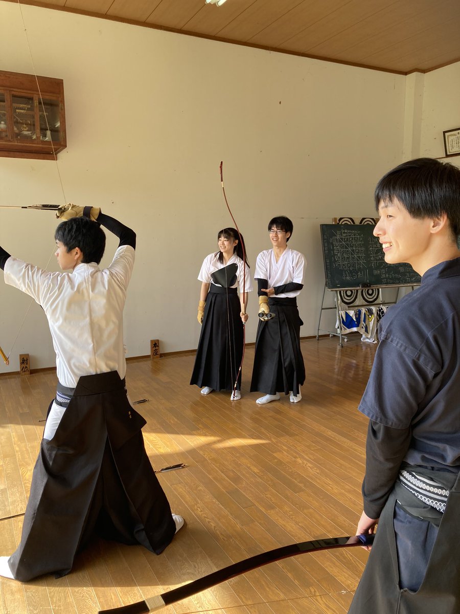 ait_kyudo_re's tweet photo. 本日をもちまして、第37代愛知工業大学弓道部は引退しました。
それに伴い、チーム戦とミニゲームを行いました。
3年間ありがとうございました。

引き続き、第38代愛知工業大学弓道部をよろしくお願いいたします。 https://t.co/IB6PyDwEQA