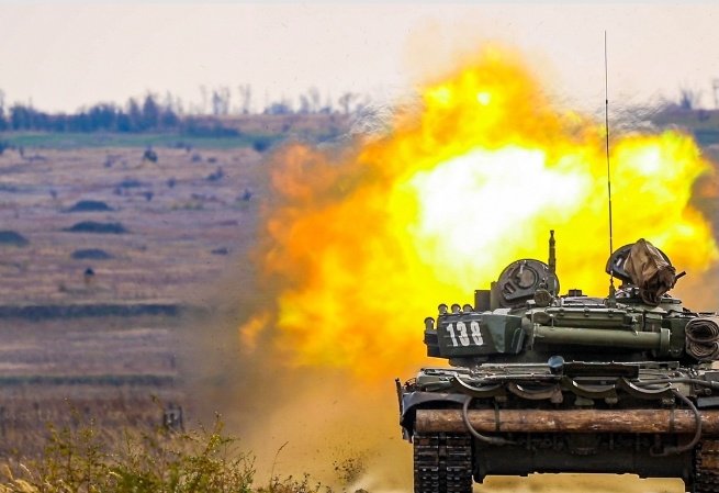 танк т72б3. российский танк стрелял. т-72 выстрел. танк т 90 стреляет. танк т 72 стреляет.