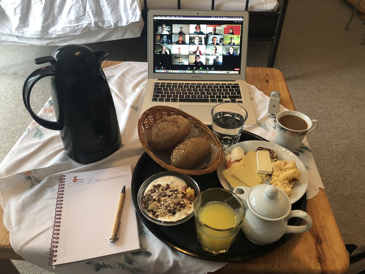 KathrinBreer's tweet photo. 6h Samstags-Unterricht @HHMediaSchool meets Rockstarjournalismus @rollingstoneDE Beach Festival 🎶 meets 70er-Jahre-Hotel an der Ostsee 🌊. Mein Fokus: Musik, Gefühle und Journalismus. Also so wie immer im Leben. 💫🎸 #DJAbrissbirne #JIP21 https://t.co/wZM4iQwfSQ