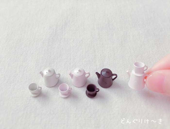 donguricake's tweet photo. ポットとドリッパーを作りました☕️
こちらはポットの蓋を取り外してドリッパーを置く事が出来ます🫖

大きさはポットの高さが1.6cm（蓋を含む）
ドリッパーは幅1cm×高さ8mmです

#ミニチュア #ミニチュアアート展2021 https://t.co/Tp4dPWgZyP