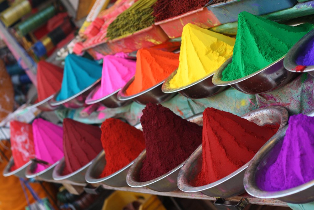 In India the welcoming of spring brings with it an explosion of colour as people celebrate Holi, a festival of love and unity! 💛🧡💚💜💙❤️

Read more about Holi here:
hubs.ly/H0-z1MH0