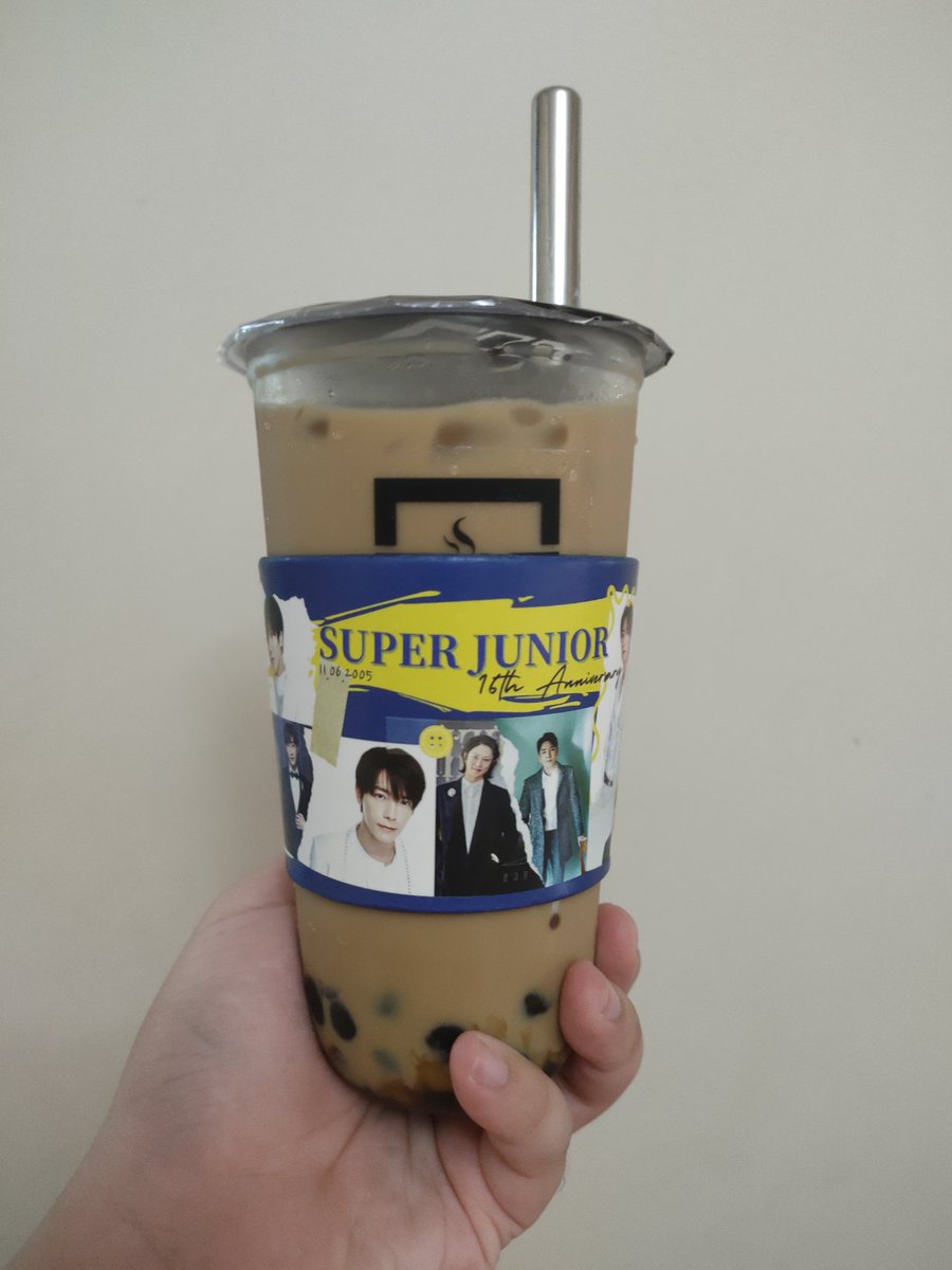 anjiskpoptrash's tweet photo. Made it to #ELFCafe even if I woke up pretty late. ๐
#Celebrating16YearsWithSuperJunior is very much a feat. I've been a fan for over ten years and the love ๐ is still going strong. โจ
Happy 16th anniversary to my forever oppas, #SuperJunior #์ํผ์ฃผ๋์ด !!! https://t.co/KvPAityn0K
